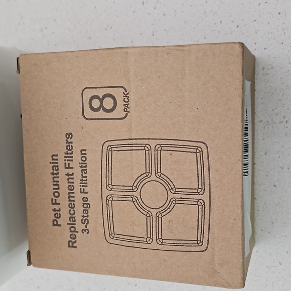 Pet water fountain with replacement filters - Picture 2 of 3